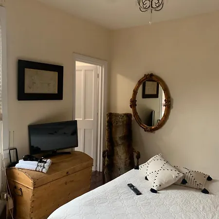 Albany House Bed & Breakfast *